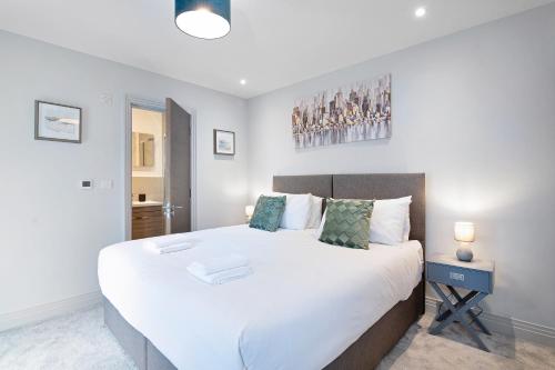 a bedroom with a large white bed in a room at Spacious, 3 bedroom, 2 bathroom, Surbiton in Surbiton