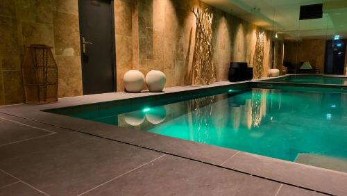 - une grande piscine dans un bâtiment avec piscine dans l'établissement Star Champs-Elysées, à Paris
