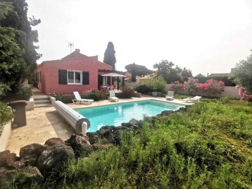 une piscine devant une maison dans l'établissement Villa Cinsault, au Cap d'Agde