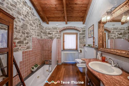 La salle de bains est pourvue d'un lavabo, d'une baignoire et de toilettes. dans l'établissement L'Occhio di Santa Lucia, Terre Marine, à La Spezia