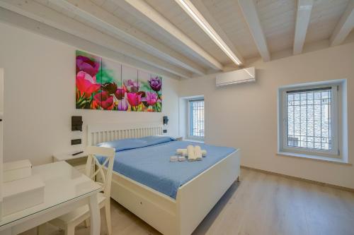Postel nebo postele na pokoji v ubytování Tulipano Apt - Palazzo Palermo 1817 - Happy Rentals