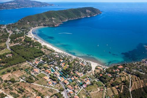 una vista aerea su una spiaggia e sull'oceano di Elbamar Lacona a Lacona