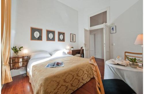 um quarto com uma cama grande e uma mesa em B&B Colori di Roma em Roma
