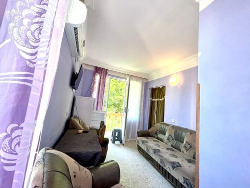 a living room with a couch and a window at HOTEL - SHORENA in Ureki