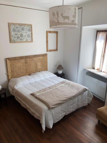 um quarto com uma cama grande num quarto em Civico34 em Fiumalbo