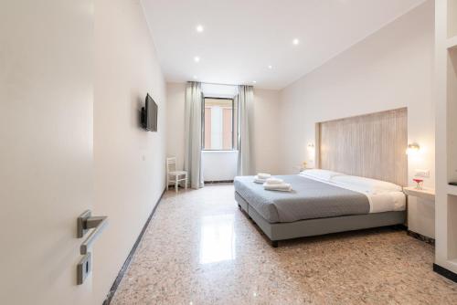 una camera bianca con un letto in una stanza di Ancient Rome Apartment a Roma