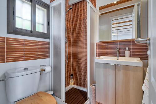 a bathroom with a toilet and a sink at La Casita de mama in Vélez-Málaga