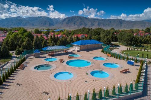 una vista aérea de un gran patio con 4 piscinas en Отель Евразия en Cholpon-Ata