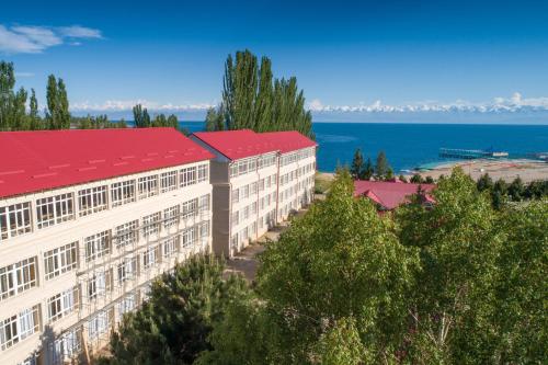 une vue de tête d'un bâtiment avec un toit rouge dans l'établissement Отель Евразия, à Cholpon-Ata