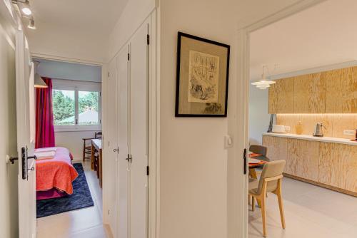 Cet appartement comprend une chambre avec un lit et une cuisine avec une table. dans l'établissement Apartment Chapeau, Mont Blanc View, Alpes Travel, à Chamonix-Mont-Blanc
