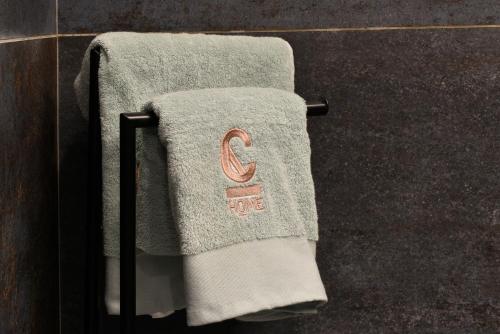 un asciugamano appeso a un portasciugamani in bagno di C-Home a Otranto