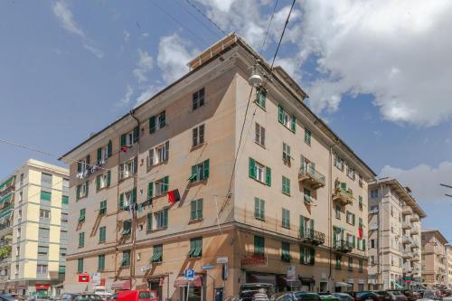 un grande edificio con bandiere a lato di Casa Picasso a Genova