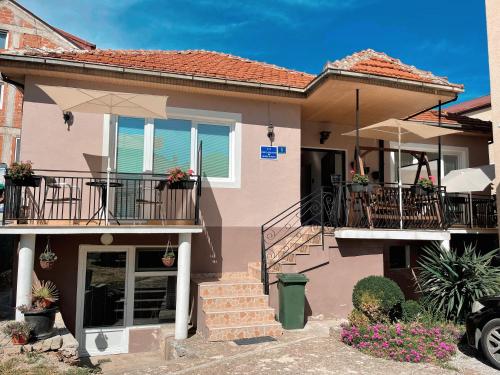 een huis met een balkon en een patio bij MAKEDONKA Apartments in Ohrid