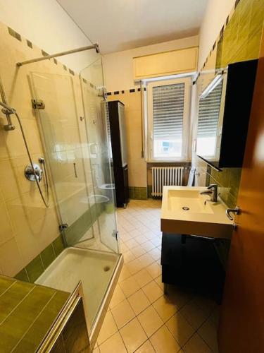 a bathroom with a shower and a sink at grazioso bilocale in Rimini