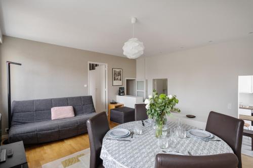 un salon avec une table et un canapé dans l'établissement Le Rez de Plage - Appt pour 4 vue mer et proche des plages, à Saint-Malo