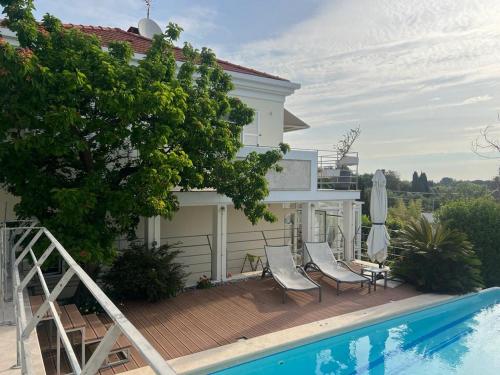une maison avec une piscine devant une maison dans l'établissement Villa close to the beach, à Antibes