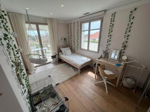 - un petit salon avec une table et une chaise dans l'établissement Villa close to the beach, à Antibes