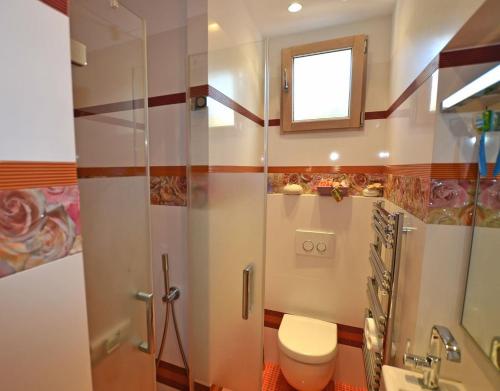 une salle de bain avec douche et toilettes et une fenêtre dans l'établissement Villa close to the beach, à Antibes