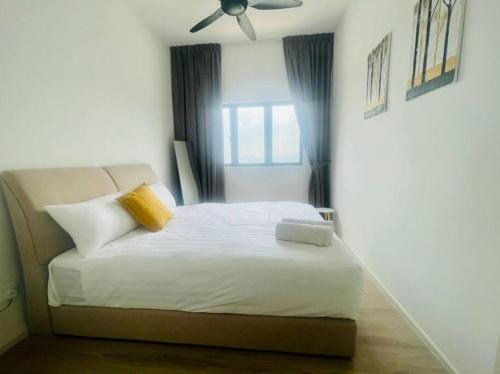 En eller flere senge i et værelse på Sunway Gandaria 3BR Full AC w/ Pool Wi-Fi Netflix