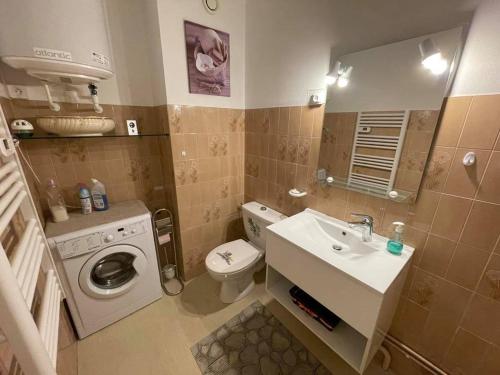 une salle de bain avec un lavabo et une machine à laver dans l'établissement Studio Cabine avec Balcon et Parking Près de la Plage - St-Jean-de-Monts - FR-1-224C-284, à Saint-Jean-de-Monts