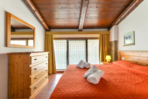 a bedroom with a bed with two towels on it at Vacanzainmaremma - TG12 - Monte Amiata relax e tranquillità - Free parking in Castel del Piano