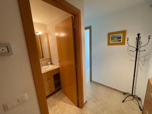 uma casa de banho com um lavatório, um WC e um espelho. em Apartamento renovado cerca de la playa em Lloret de Mar