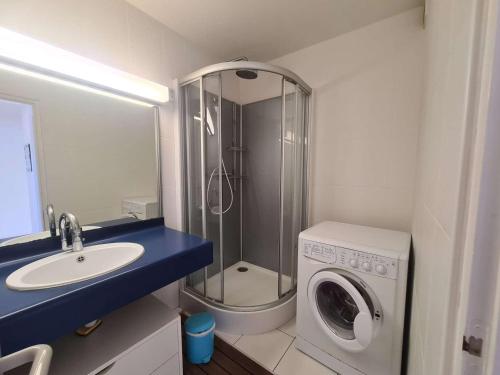 une salle de bain avec un lavabo et une machine à laver dans l'établissement Appartement Face Mer, 3 Pièces, 4 Couchages avec Balcon, Parking Privé, 2 Étoiles - Saint-Jean-de-Monts - FR-1-224C-113, à Saint-Jean-de-Monts