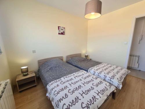 une chambre avec un lit dans une pièce dans l'établissement Appartement Face Mer, 3 Pièces, 4 Couchages avec Balcon, Parking Privé, 2 Étoiles - Saint-Jean-de-Monts - FR-1-224C-113, à Saint-Jean-de-Monts