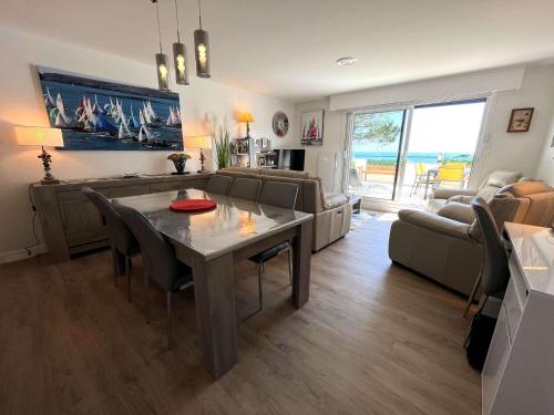 un salon avec une table et un canapé dans l'établissement Bénodet: appartement avec terrasse, proche plage, thalasso et restaurants - FR-1-481-147, à Bénodet