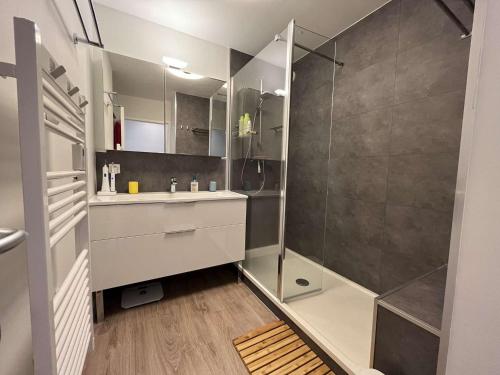 a bathroom with a shower and a sink at Bénodet: appartement avec terrasse, proche plage, thalasso et restaurants - FR-1-481-147 in Bénodet