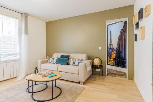 un salon avec un canapé et une table dans l'établissement Authentic studio - 2P - Eiffel Tower, à Paris