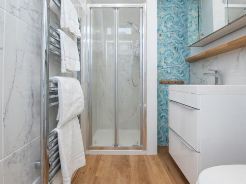 een badkamer met een glazen douche en een wastafel bij Pass the Keys Charming Garden cottage with parking in Bath