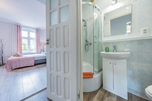 a bathroom with a shower and a sink and a toilet at Apartament Przytulny z 2 sypialniami na Starym Mieście/ 2bedrooms Old Town in Gdańsk