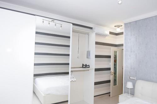 Un dormitorio con rayas blancas y negras en la pared. en DOMUS LUNA, en Sorrento