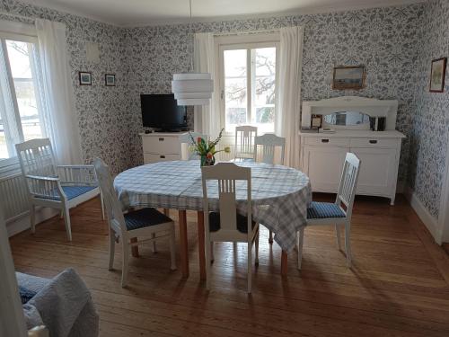 comedor con mesa y sillas en Sparreholm Bed and Breakfast, en Sparreholm