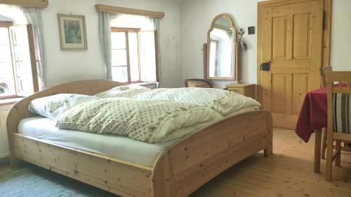 1 cama en un dormitorio con marco de madera en Naturparadies am Sonntagberg, 