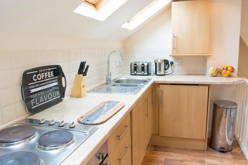 ノリッジにあるHost & Stay - York Terrace Apartmentsのコンロとシンクのあるキッチン