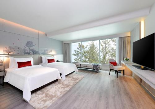 バンコクにあるセンターポイント・ホテル・スクンビット10のベッドルーム1室(ベッド2台、薄型テレビ付)