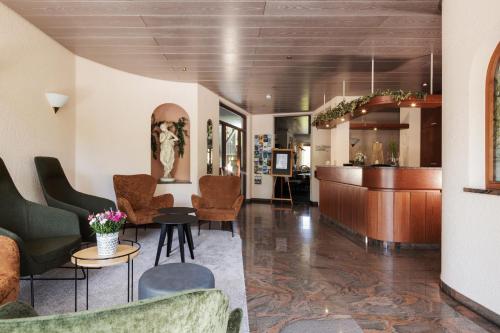eine Lobby mit Stühlen und eine Bar in einem Gebäude in der Unterkunft Hotel Jägerhaus in Meckenbeuren
