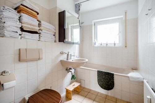 柏林的住宿－Ruhige Zimmer im Grünen，浴室配有盥洗盆和浴缸。