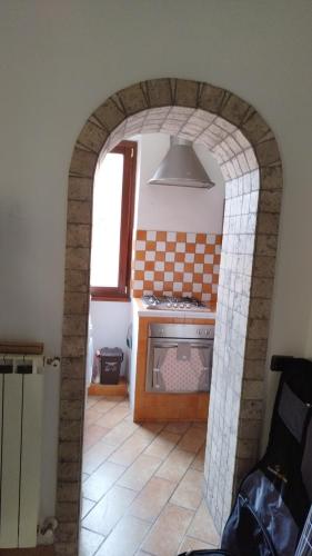 un arco en una cocina con fogones en Home Monterotondo Ryder cup, en Monterotondo