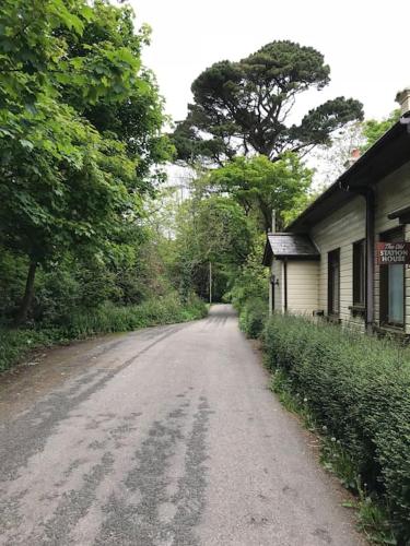 a dirt road next to a house and trees at Riverside Apartment in Uny Lelant