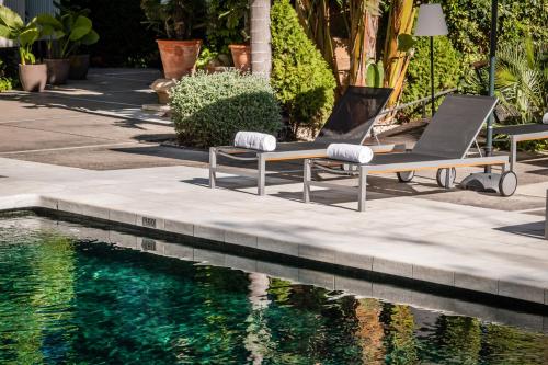 Bazén v ubytování Hotel Medium Sitges Park nebo v jeho okolí
