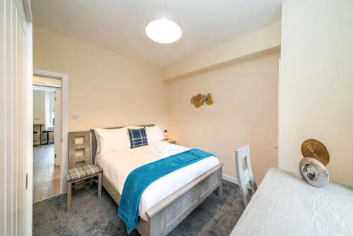 um pequeno quarto com uma cama e uma janela em Rosemount Residence - SJA Stays em Aberdeen