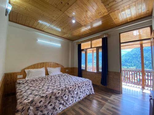 Un pat sau paturi într-o cameră la One Light Stays - Vashisht