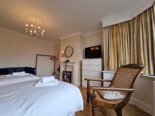 A bed or beds in a room at Rossendale by Cliftonvalley Apartments