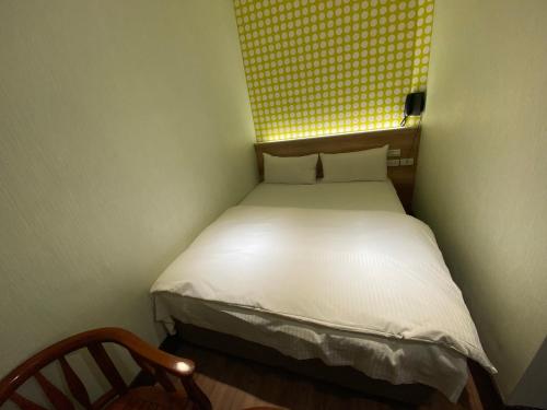 Un pat sau paturi într-o cameră la 東南亞行旅