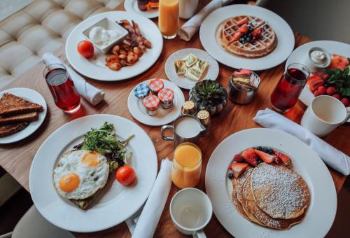 een houten tafel met borden met ontbijtproducten bij JW Marriott Atlanta Buckhead in Atlanta