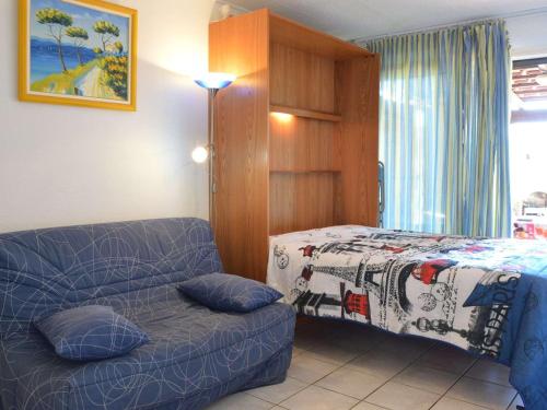 un salon avec un lit et un canapé dans l'établissement Appartement RDC 2 pièces+cabine, piscine, terrasse, parking privé - Saint Pierre La Mer - FR-1-229D-71, à Fleury