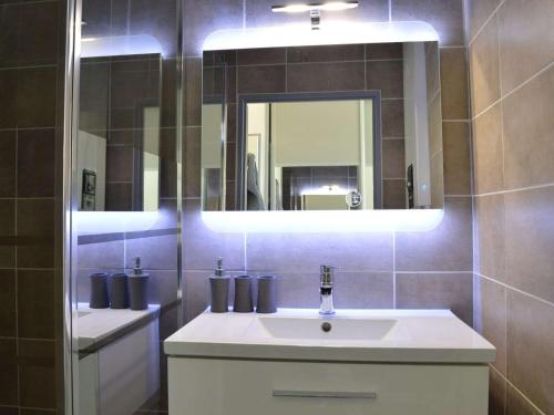 une salle de bain avec un lavabo et un miroir dans l'établissement Appt T2 cabine 4 pers, terrasse, parking, piscine - Saint Pierre la Mer - FR-1-229D-62, à Fleury